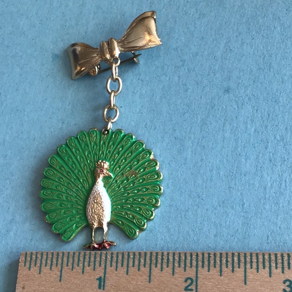 Hong Kong Lucky Green peacock suspended from bow pin brooch VINTAGE - Picture 4 of 4